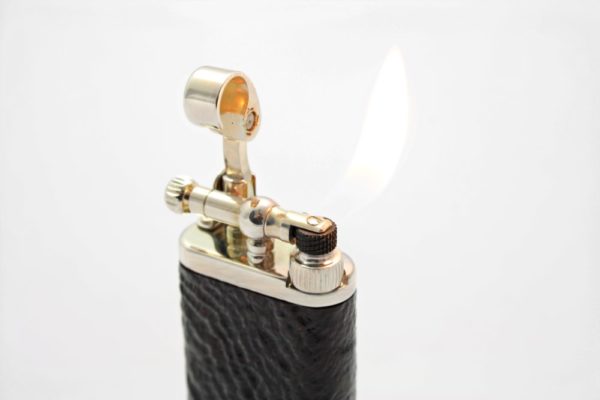 Pfeifenfeuerzeug im corona old boy 64-4003 verchromtes Messing sandgestrahlt schwarze Bruyerehülle seitlich detail flamme
