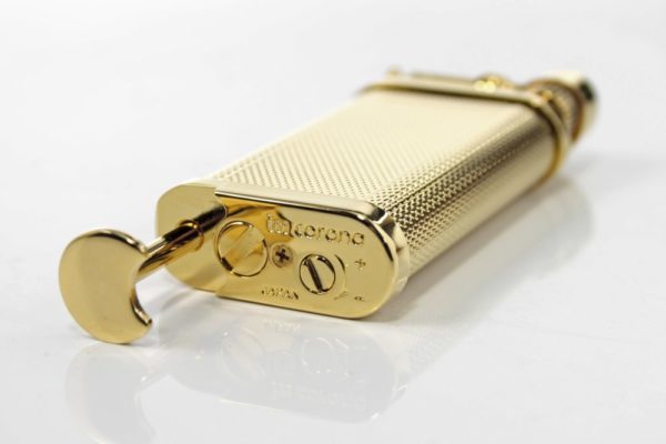 Pfeifenfeuerzeug im corona old boy 64-5211 vergoldet gekörnt liegend Detail Stopfer