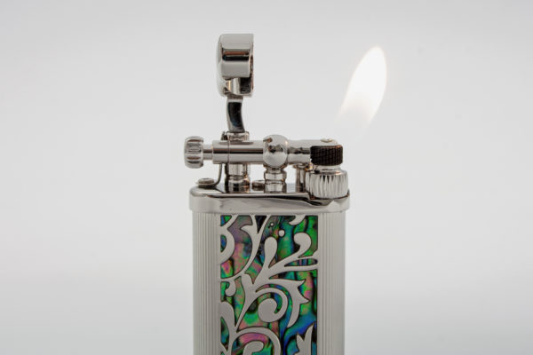 Pfeifenfeuerzeug im corona old boy 64-6892 Perlmutt farbig Detail Flamme