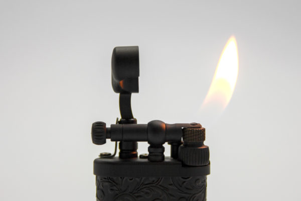 Pfeifenfeuerzeug im corona old boy 64-9525 Messing schwarz-matt mit Ornamenten Detail Flamme