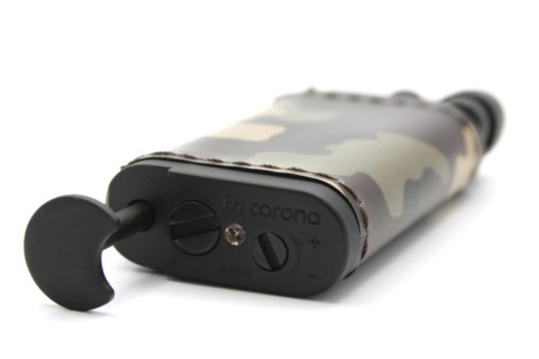 Pfeifenfeuerzeug im corona old boy 64-9661 Camouflage liegend Detail Stopfer