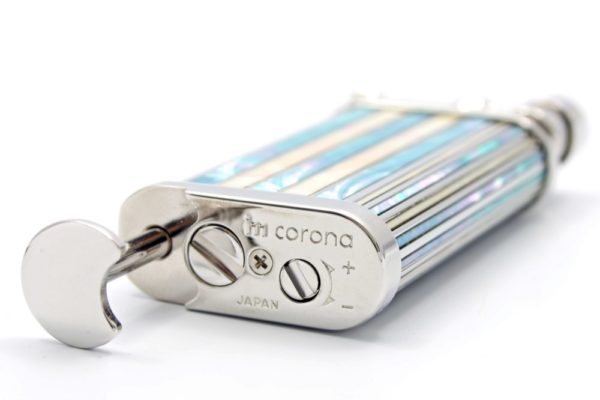 Pfeifenfeuerzeug im corona old boy Feuerzeug des Jahres 2018 silber liegend Detail Stopfer