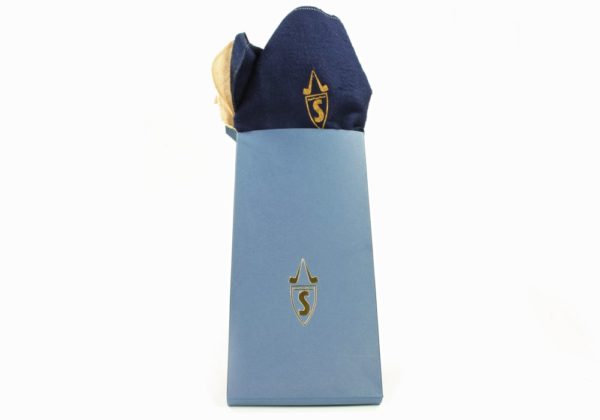 Savinelli Magic Cloth dunkelblau mit Savinelli-Emblem aus Schachtel ragend